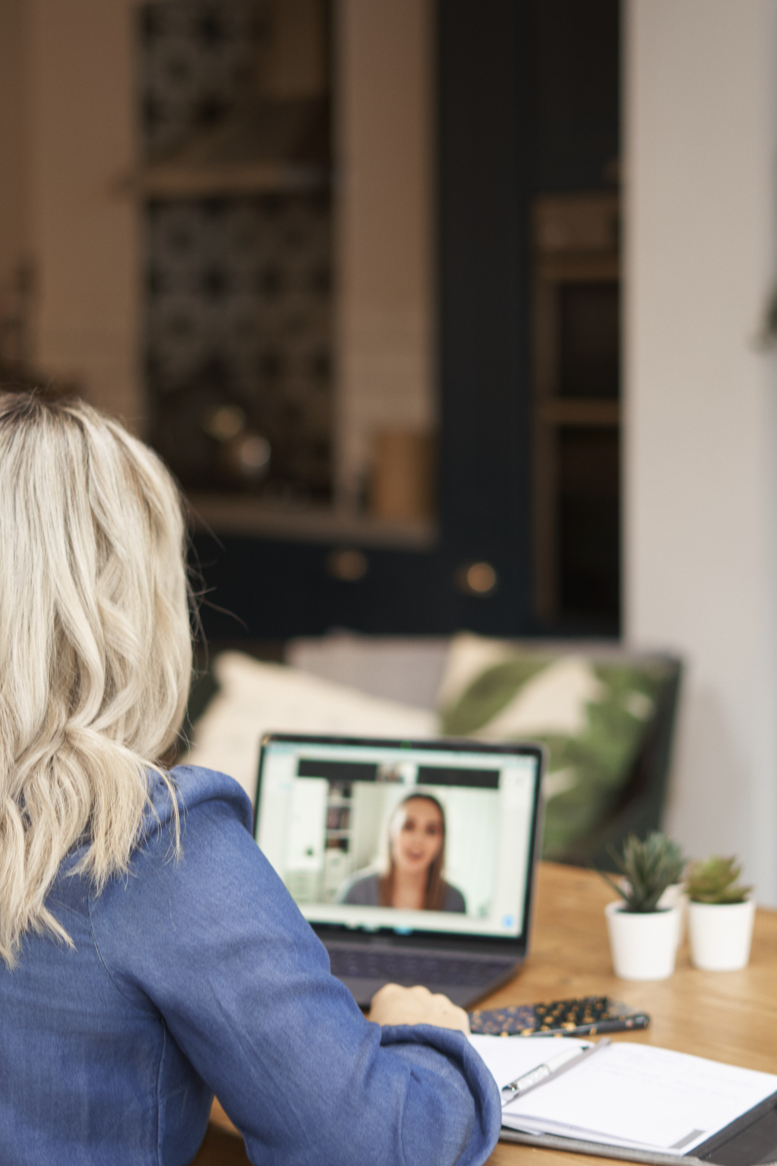 Holly Wood Flourish Mentor coaching one-to-one client Holly Wood Flourish Mentor on a zoom call with one-to-one client