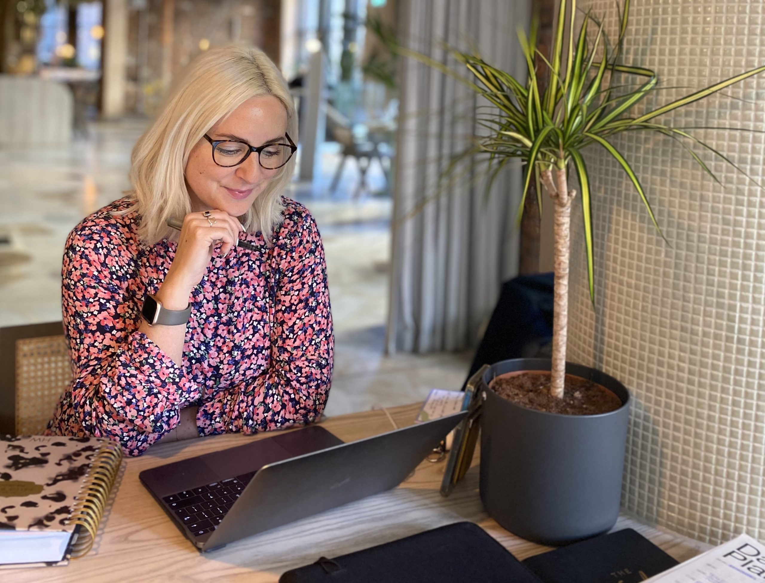 holly-wood-flourish-mentor-working-at-laptop Holly Wood Flourish Mentor working at laptop
